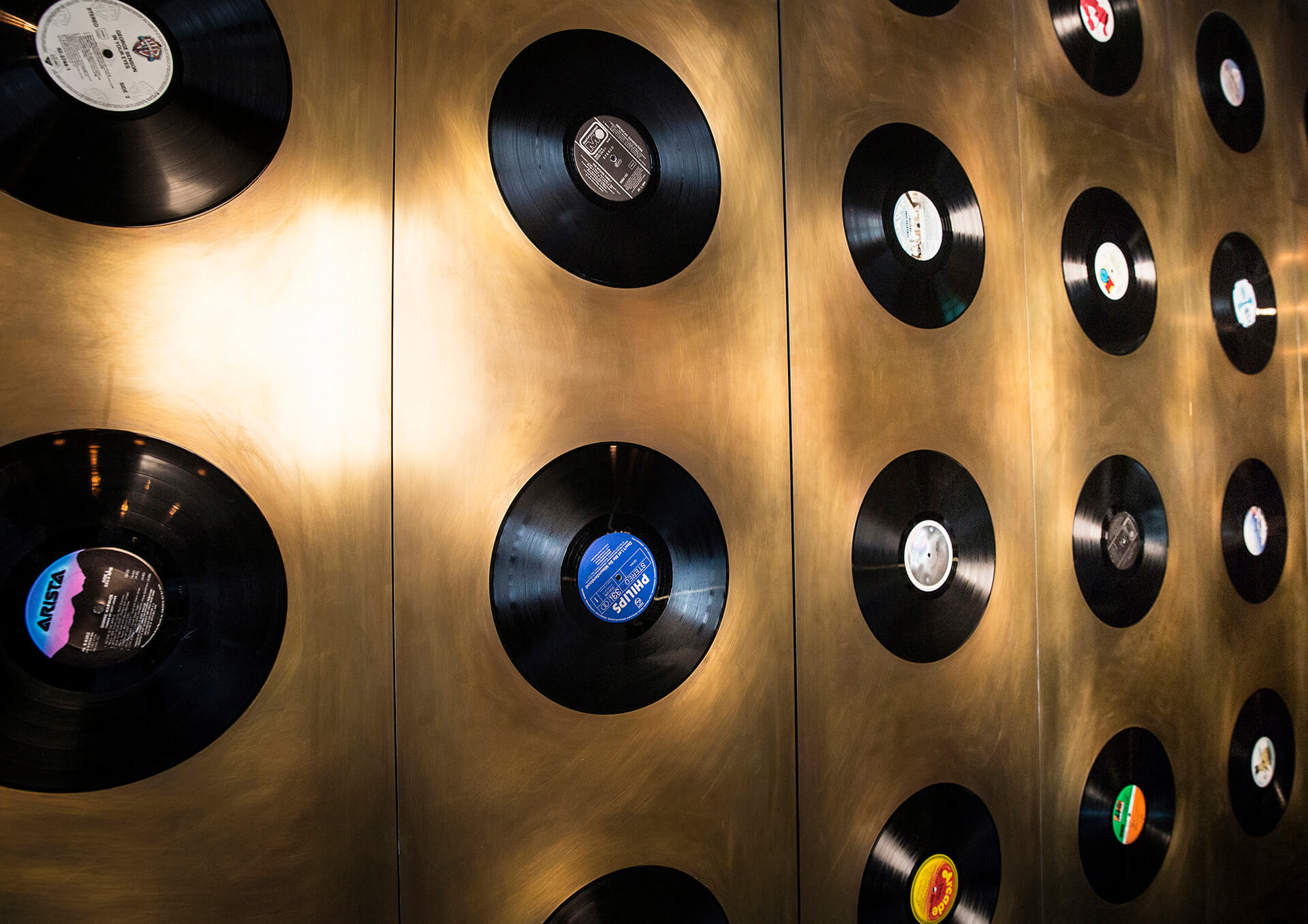 Mit Schallplatten dekorierte Wand im JAMS Restaurant & Bar München.