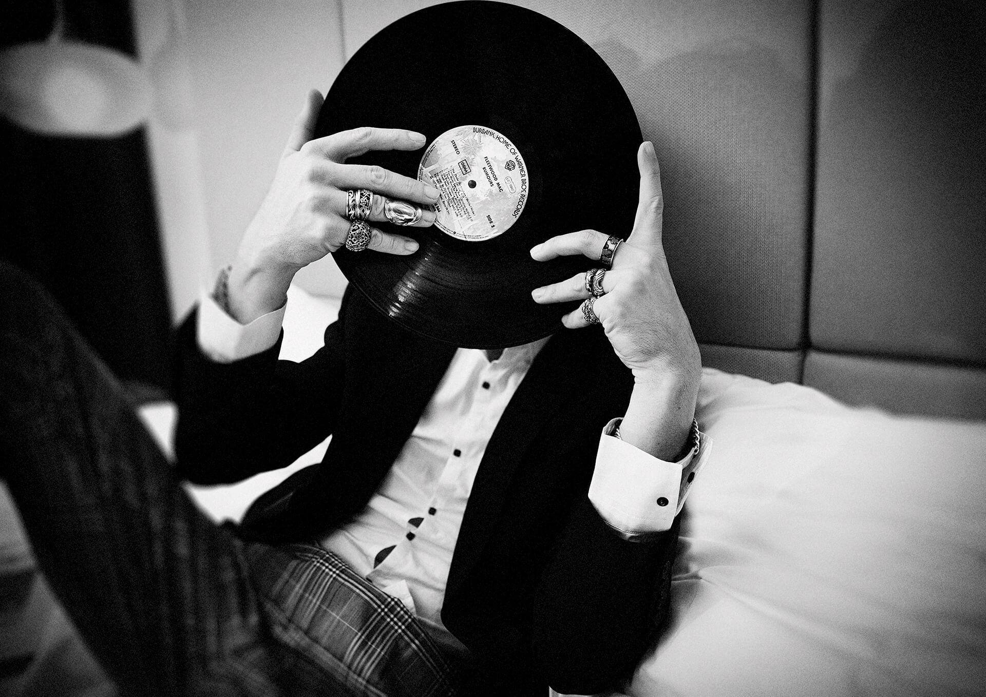 Hotelgast mit Schallplatte in den Händen