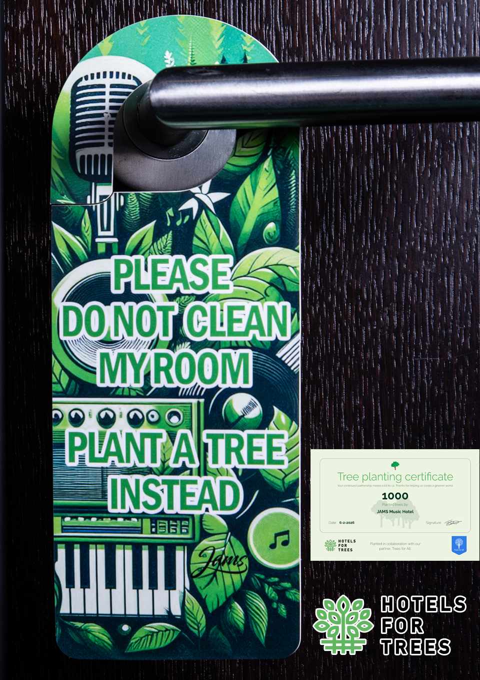Türanhänger im Hotelzimmer mit Hinweis „Please do not clean my room – Plant a tree instead“.